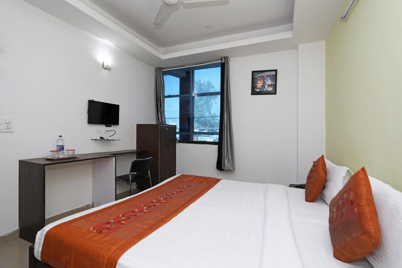 Oyo 11392 The Hotel Grand Hospitality Noida Zewnętrze zdjęcie